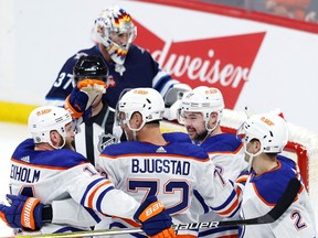 4 mars 2023 ;  Winnipeg, Manitoba, CAN ;  Le centre des Oilers d'Edmonton Nick Bjugstad (72 ans) célèbre son troisième but en période contre les Jets de Winnipeg au Canada Life Centre.