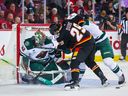 4 mars 2023 ;  Calgary, Alberta, CAN ;  Le centre des Flames de Calgary Dillon Dube (29) et le défenseur du Wild du Minnesota Jake Middleton (5) se battent pour la rondelle devant le gardien du Wild du Minnesota Filip Gustavsson (32) au cours de la deuxième période au Scotiabank Saddledome.  Sergei Belski-USA AUJOURD'HUI Sports