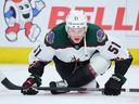 CHICAGO, ILLINOIS – 10 FÉVRIER: Troy Stecher # 51 des Coyotes de l'Arizona s'étire avant le match contre les Blackhawks de Chicago au United Center le 10 février 2023 à Chicago, Illinois.