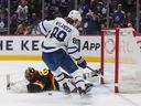 William Nylander des Maple Leafs de Toronto est arrêté par le gardien des Canucks de Vancouver Thatcher Demko lors de la première période d'un match de hockey de la LNH à Vancouver, le samedi 4 mars 2023.