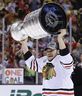 Dans cette photo d'archive du 24 juin 2013, les Blackhawks de Chicago, Daniel Carcillo, hissent la Coupe Stanley après que les Blackhawks aient battu les Bruins de Boston 3-2 lors du sixième match de la finale de la Coupe Stanley de hockey de la LNH à Boston.