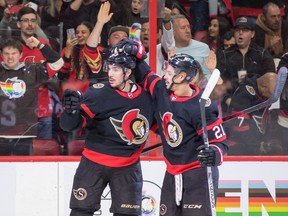 Le défenseur des Sénateurs Travis Hamonic (23 ans) célèbre avec l'ailier Mathieu Joseph après avoir marqué le premier de ses deux buts contre les Blue Jackets samedi soir.