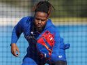   Le joueur de premier but des Blue Jays de Toronto, Vladimir Guerrero Jr., participe à des entraînements printaniers au Complexe de développement des joueurs des Blue Jays de Toronto. 