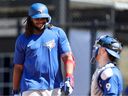 21 février 2023 ;  Dunedin, Floride, États-Unis ;  Le joueur de premier but des Blue Jays de Toronto Vladimir Guerrero Jr. et le receveur Danny Jansen participent aux entraînements printaniers au Complexe de développement des joueurs des Blue Jays. 