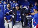 George Springer des Blue Jays de Toronto célèbre son coup de circuit avec la veste bleue dans la pirogue contre les Yankees de New York lors de la première manche lors de leur match de la MLB au Rogers Centre le 27 septembre 2022 à Toronto, Ontario, Canada.