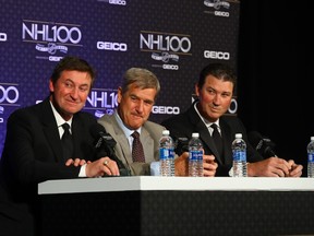 Les anciens joueurs de la LNH Wayne Gretzky, Bobby Orr et Mario Lemieux réagissent lors du NHL 100 - Media Availability dans le cadre du NHL All-Star Weekend 2017 au JW Marriott le 27 janvier 2017 à Los Angeles, Californie.  (Bruce Bennett/Getty Images)