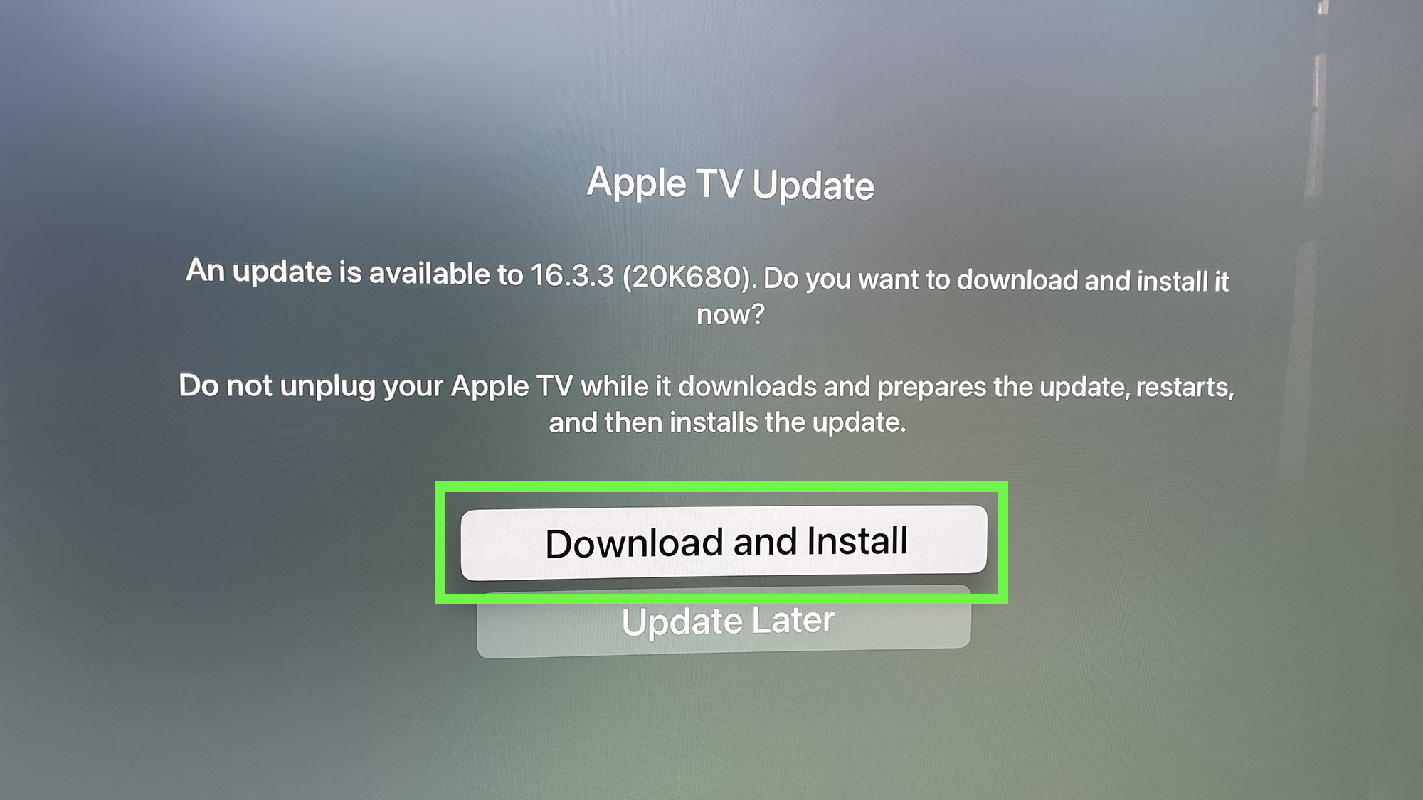 L'écran de la fenêtre de mise à jour de tvOS pour tvOS 16.3.3 avec l'option de téléchargement et d'installation mise en évidence par un rectangle vert