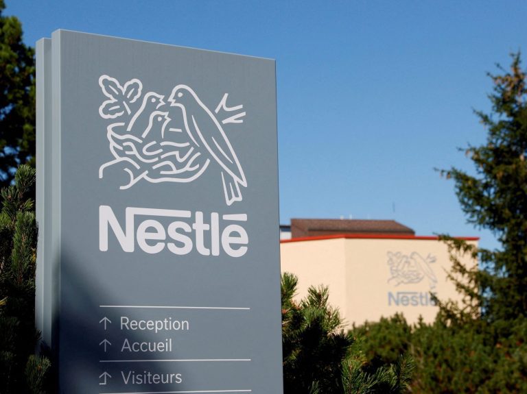 Nestlé prévoit de nouvelles hausses de prix après que les coûts aient rongé les bénéfices