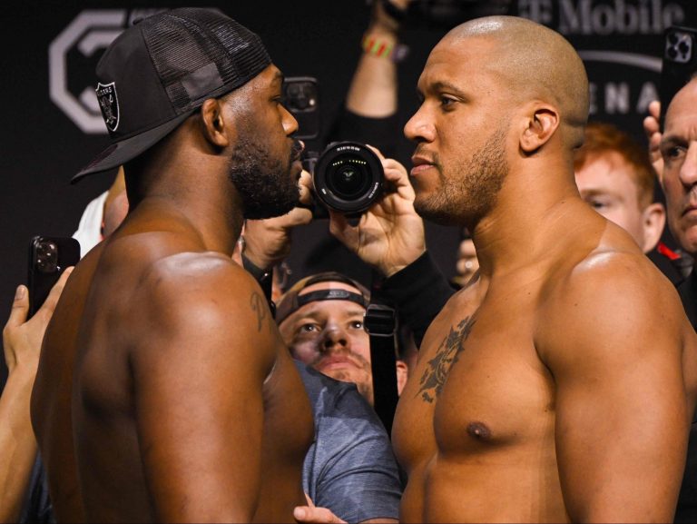 Jon Jones revient pour remporter le titre des poids lourds UFC au premier tour