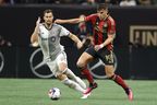 Le défenseur du TFC Matt Hedges (à gauche) et l'attaquant d'Atlanta United Miguel Berry se battent pour le ballon à Atlanta samedi soir.