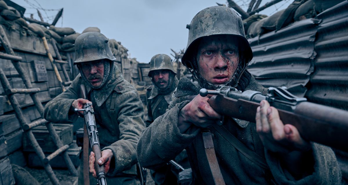 Trois soldats maculés de sang et de boue naviguent avec peur dans une tranchée de la Première Guerre mondiale avec leurs fusils dans le nominé pour le meilleur film de Netflix All Quiet on the Western Front