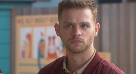 L'ancienne star des Hollyoaks, Connor Calland, transportée à l'hôpital après des blessures lors d'un match de football