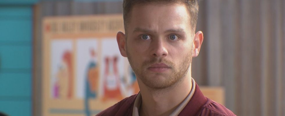 L'ancienne star des Hollyoaks, Connor Calland, transportée à l'hôpital après des blessures lors d'un match de football