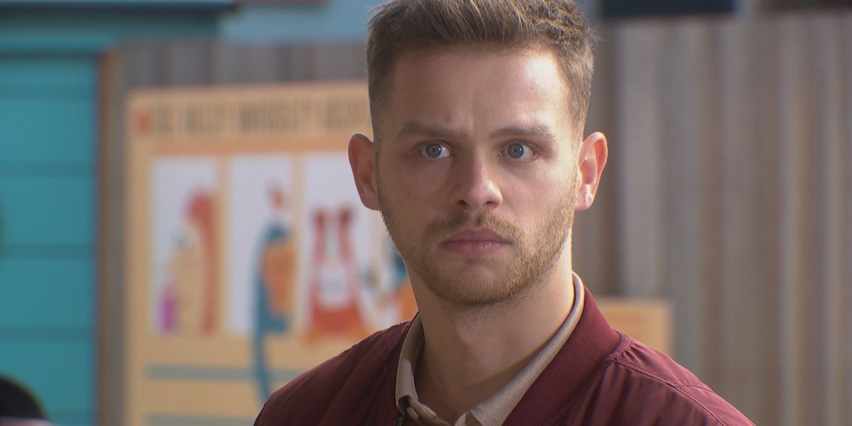 L'ancienne star des Hollyoaks, Connor Calland, transportée à l'hôpital après des blessures lors d'un match de football

