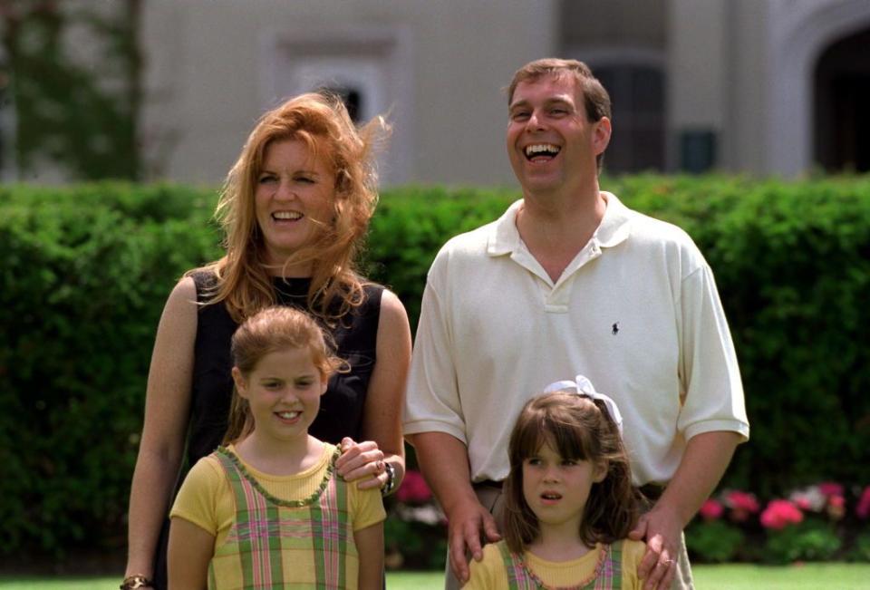 goneworth, royaume-uni 20 juillet le duc et la duchesse d'york avec leurs filles, la princesse beatrice et la princesse eugenie, au club de golf de goneworth pour un match de golf caritatif au profit des enfants en crise photo de tim graham photothèque via images getty