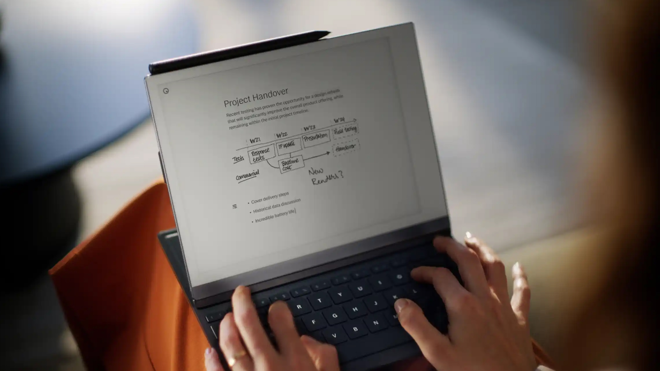 Mains tapant sur le nouveau clavier de la tablette ReMarkable 2