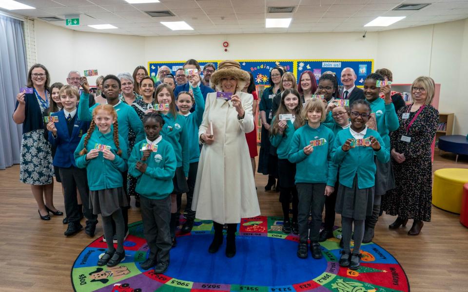 La reine consort avec sa carte de bibliothèque d'Essex - Arthur Edwards/The Sun/PA