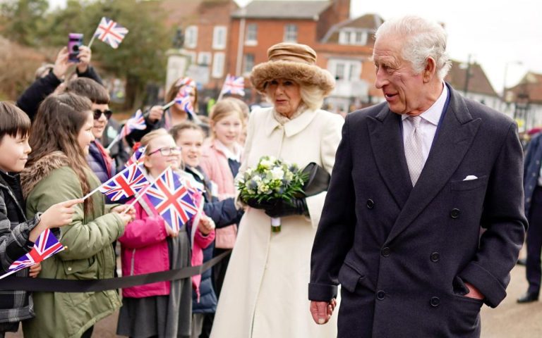 La foule noie les manifestants alors que le roi et la reine consort visitent la nouvelle ville de Colchester