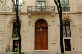 Des arbres poussent devant la maison de Jeffrey Epstein dans le quartier de Manhattan à New York, le 18 juillet 2019.