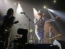 Le regretté et grand Gord Downie, au centre, se produit avec The Tragically Hip à Edmonton en 2016. Le groupe réédite son album emblématique Road Apples sous forme numérique vendredi.  FICHIERS POSTMÉDIA