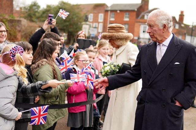 Charles et Camilla parlent aux écoliers du château de Colchester 