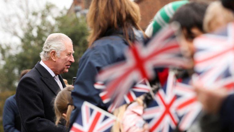 Le roi et la reine consort accueillis par des manifestants lors d’une visite à Colchester