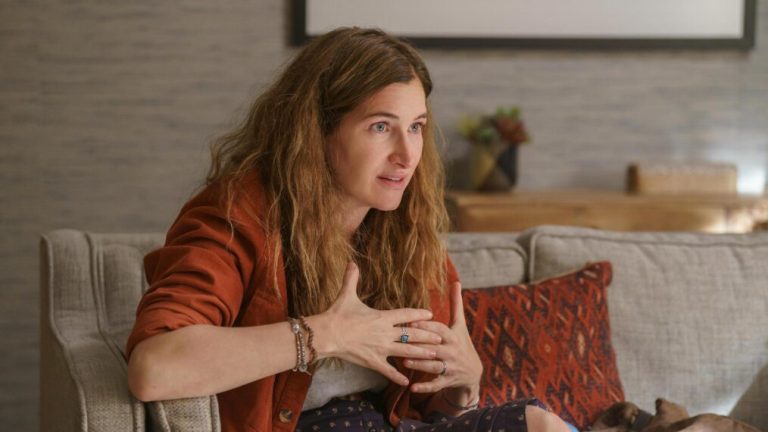 Bande-annonce "Tiny Beautiful Things" : la vie de Kathryn Hahn s'effondre jusqu'à ce qu'elle devienne chroniqueuse de conseils (VIDÉO)
