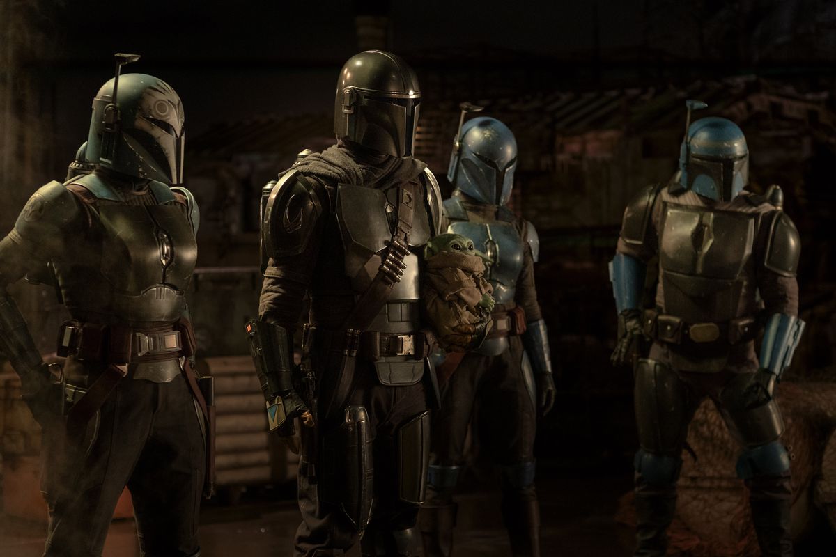 Din Djarin se tient aux côtés d'autres Mandaloriens dans The Mandalorian saison 2