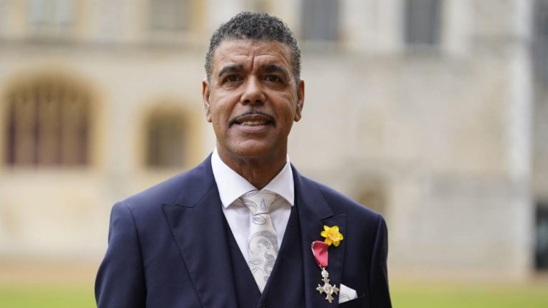 Recevoir MBE du prince de Galles « incroyable », déclare Chris Kamara