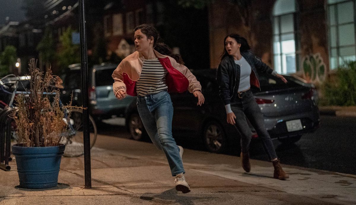 Les frères et sœurs Tara et Sam Carpenter (Jenna Ortega et Melissa Barrera) s'enfuient dans la panique la nuit devant de supposés bâtiments new-yorkais qui ressemblent vraiment à une scène sonore bon marché dans Scream VI