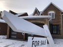 Le Toronto Regional Real Estate Board affirme que les prix des maisons du mois dernier ont chuté de près de 18 % par rapport à février dernier, le nombre de propriétés vendues ayant été divisé par deux.