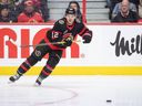 Ottawa, Ontario, CAN;  L'ailier droit des Sénateurs d'Ottawa Alex DeBrincat (12 ans) tire la rondelle en deuxième période contre les Blackhawks de Chicago au Centre Canadian Tire.