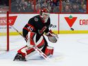 Le gardien de but des Sénateurs d'Ottawa Mads Sogaard effectue un arrêt contre les Blues de St. Louis lors d'un match de deuxième période dans la LNH au Centre Canadian Tire, le dimanche 19 février 2023.