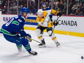 Le centre des Canucks Elias Pettersson (à gauche) se concentre sur l'attaquant des Predators de Nashville Cody Glass lors du match de lundi soir au Rogers Arena.  Les Canucks ont fortement envisagé de choisir Glass lors du repêchage 2017 de la LNH avant de choisir Pettersson au cinquième rang.  Glass a ensuite été pris, à la sixième place, par les Golden Knights de Vegas.