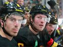 Brock Boeser des Canucks de Vancouver regarde depuis le banc lors de leur match dans la LNH contre les Bruins de Boston au Rogers Arena le 25 février 2023.