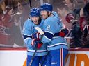 Le défenseur des Canadiens de Montréal Mike Matheson, à droite, et l'ailier Mike Hoffman célèbrent le but de Matheson en prolongation dans une victoire de 4-3 contre les Islanders de New York au Centre Bell de Montréal le 11 février 2023.