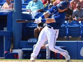 2 mars 2023 ;  Dunedin, Floride, États-Unis ;  Le voltigeur droit des Blue Jays de Toronto, Daulton Varsho, frappe un simple lors de la première manche d'un match d'entraînement printanier contre les Pirates de Pittsburgh au TD Ballpark.