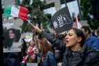 Une femme agite un drapeau iranien lors d'une manifestation contre le régime iranien, à Toronto, le 24 septembre 2022.