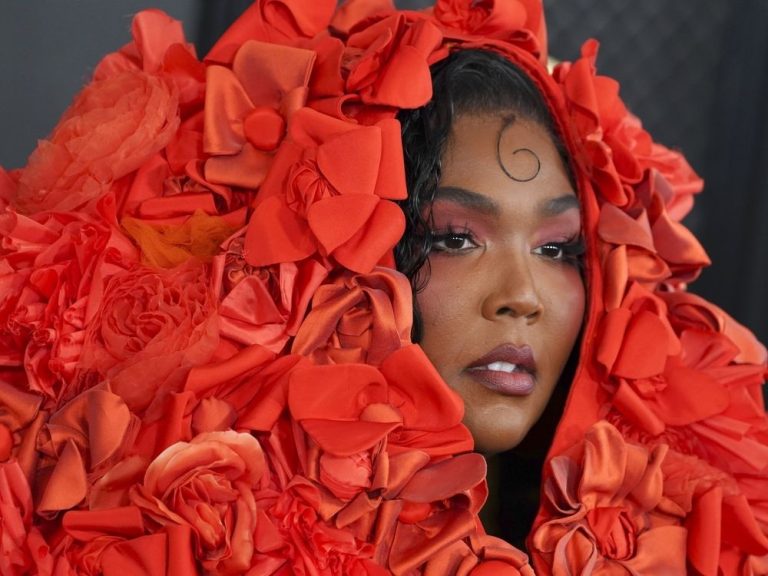 TAPIS ROUGE : Lizzo éblouit en orange, Doja Cat enfile du latex noir aux Grammys