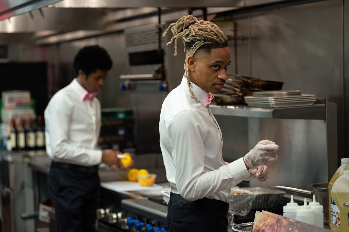 Sackson (Tyrel Jackson Williams) debout dans une cuisine