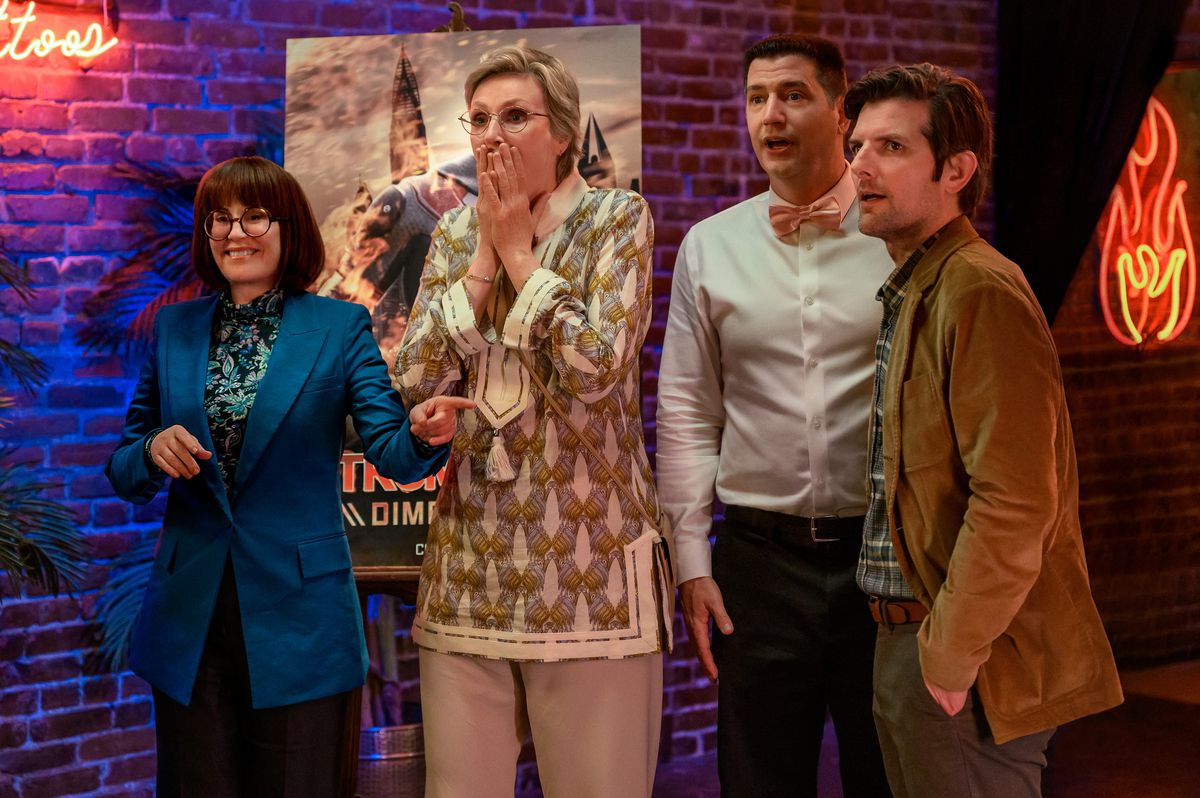 Lydia Dunfree (Megan Mullally), Constance Carmell (Jane Lynch), Ron Donald (Ken Marino) debout et choqués par quelque chose hors écran dans une image fixe de Party Down saison 3 épisode 1