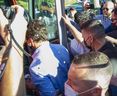 Des rochers frappent le chef libéral Justin Trudeau dans le dos et la tête alors qu'il monte dans un bus à la fin d'un arrêt de campagne à la London Brewing Co-op à Londres le 6 septembre 2021. (Derek Ruttan/The London Free Press)