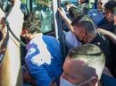 Rocks frappe le premier ministre Justin Trudeau dans le dos alors qu'il monte dans son autobus à la fin d'un arrêt de campagne à la London Co-Operative Brewing Company à London, en Ontario.  le lundi 6 septembre 2021. (Derek Ruttan/The London Free Press)