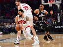 Le garde des Raptors Fred VanVleet (23 ans) déplace le ballon alors que le centre Jakob Poeltl (19 ans) assure la couverture contre le garde des Los Angeles Clippers Russell Westbrook (0) au cours de la seconde mi-temps à la Crypto.com Arena. 