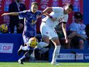 Le milieu de terrain japonais Yui Hasegawa (14) et le milieu de terrain canadien Christine Sinclair (12) se battent pour la possession du ballon pendant la première mi-temps au Toyota Stadium le 22 février 2023 à Frisco, Texas