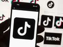 Le logo TikTok est visible sur un téléphone portable le 14 octobre 2022 à Boston.  Le Nunavut et les Territoires du Nord-Ouest sont les dernières juridictions au Canada à annoncer qu'elles interdisent TikTok sur les appareils émis par le gouvernement en attendant une évaluation fédérale de la menace.