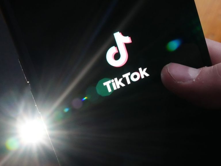 TikTok est la plateforme de médias sociaux la moins fiable au Canada : étude