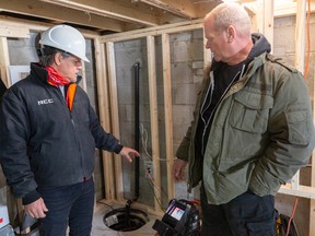 Si votre sous-sol a déjà été inondé, vous avez probablement une pompe de puisard - c'est une sage décision.  Anthony Parolin de RCC Waterproofing aide Mike et son équipe à Holmes Family Rescue.