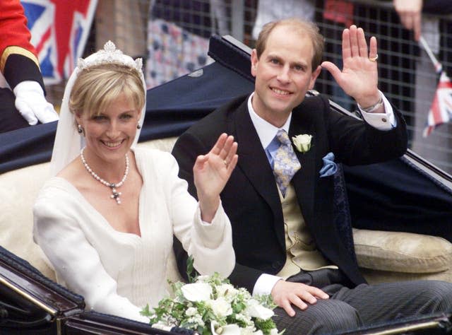 Image - Prince Edward &  Mariage de Sophie Rhys-Jones – Chapelle St George, Château de Windsor