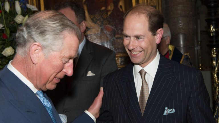 King donne le titre de duc d’Édimbourg à son frère Edward pour honorer le souhait de Philip